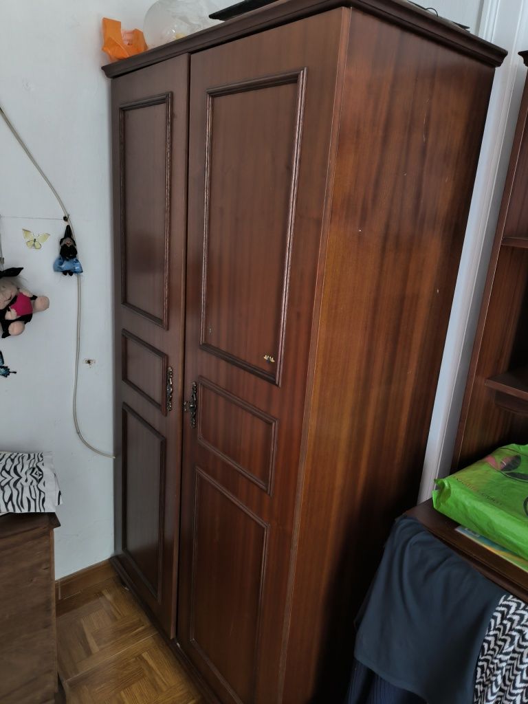 Mobília antiga de quarto em madeira (cama, roupeiro, estantes)