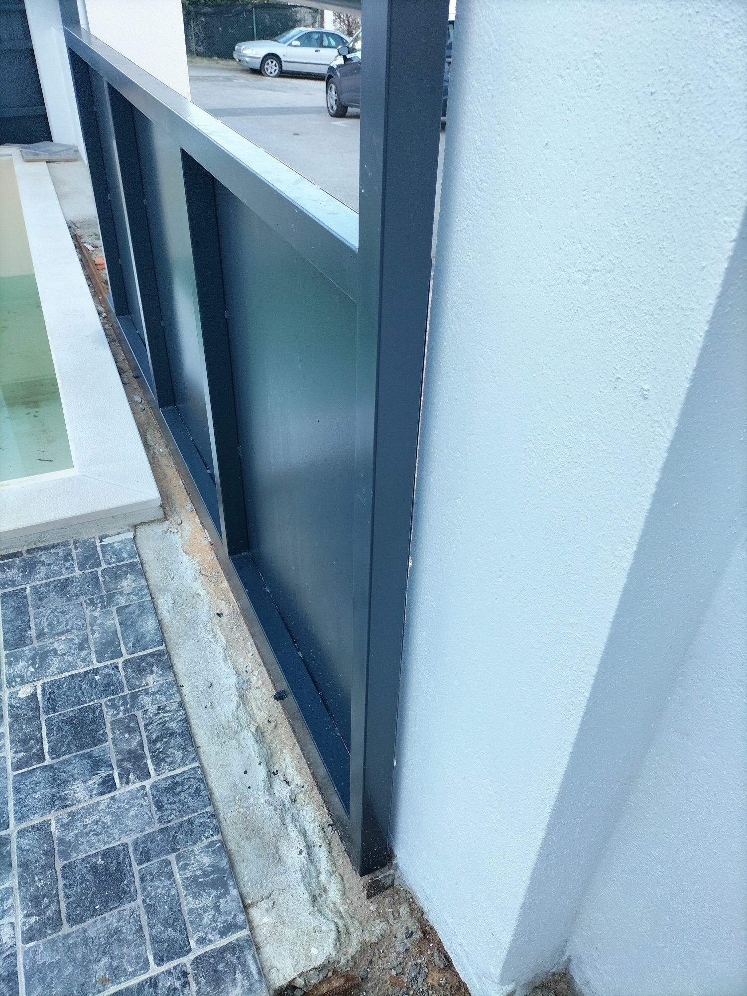 Portão exterior pintado