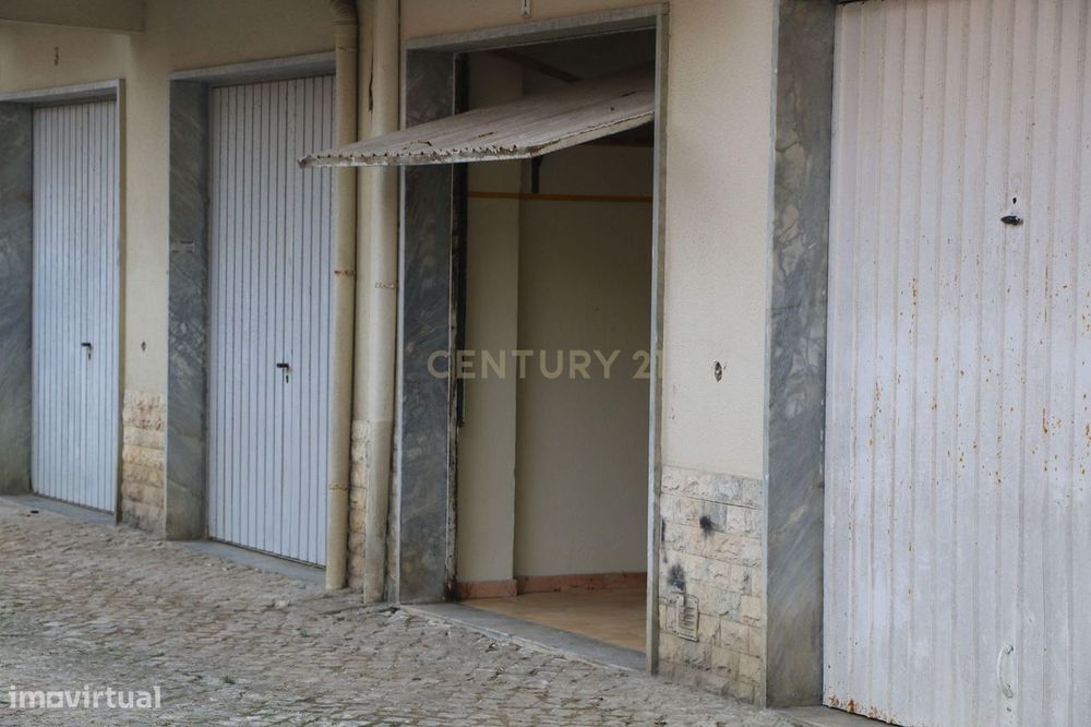 Garagem com saída direta para o exterior no centro de Mem Martins