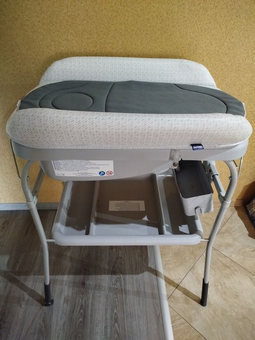 Пеленальний столик з ванночкою