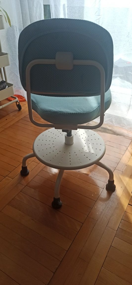 Ergonomiczne krzesło biurowe dla dziecka IKEA