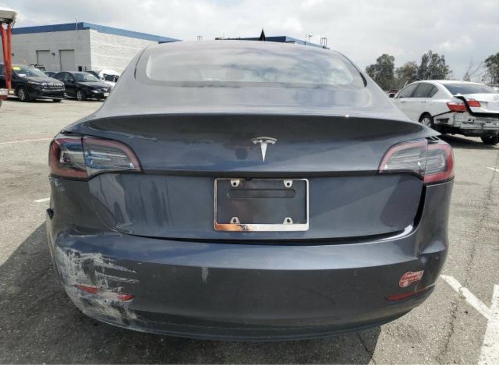Продаж в дорозі Tesla 3 - 2018 рік