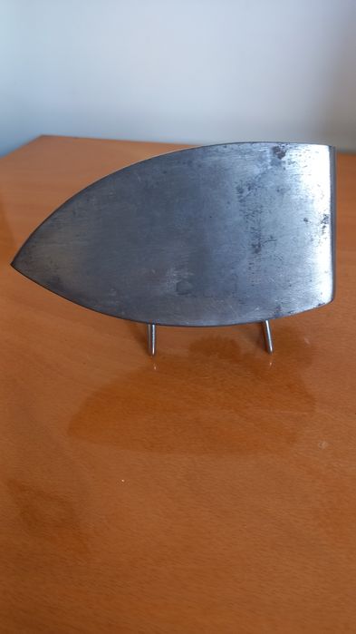 Małe żelazko z czasów PRL-u