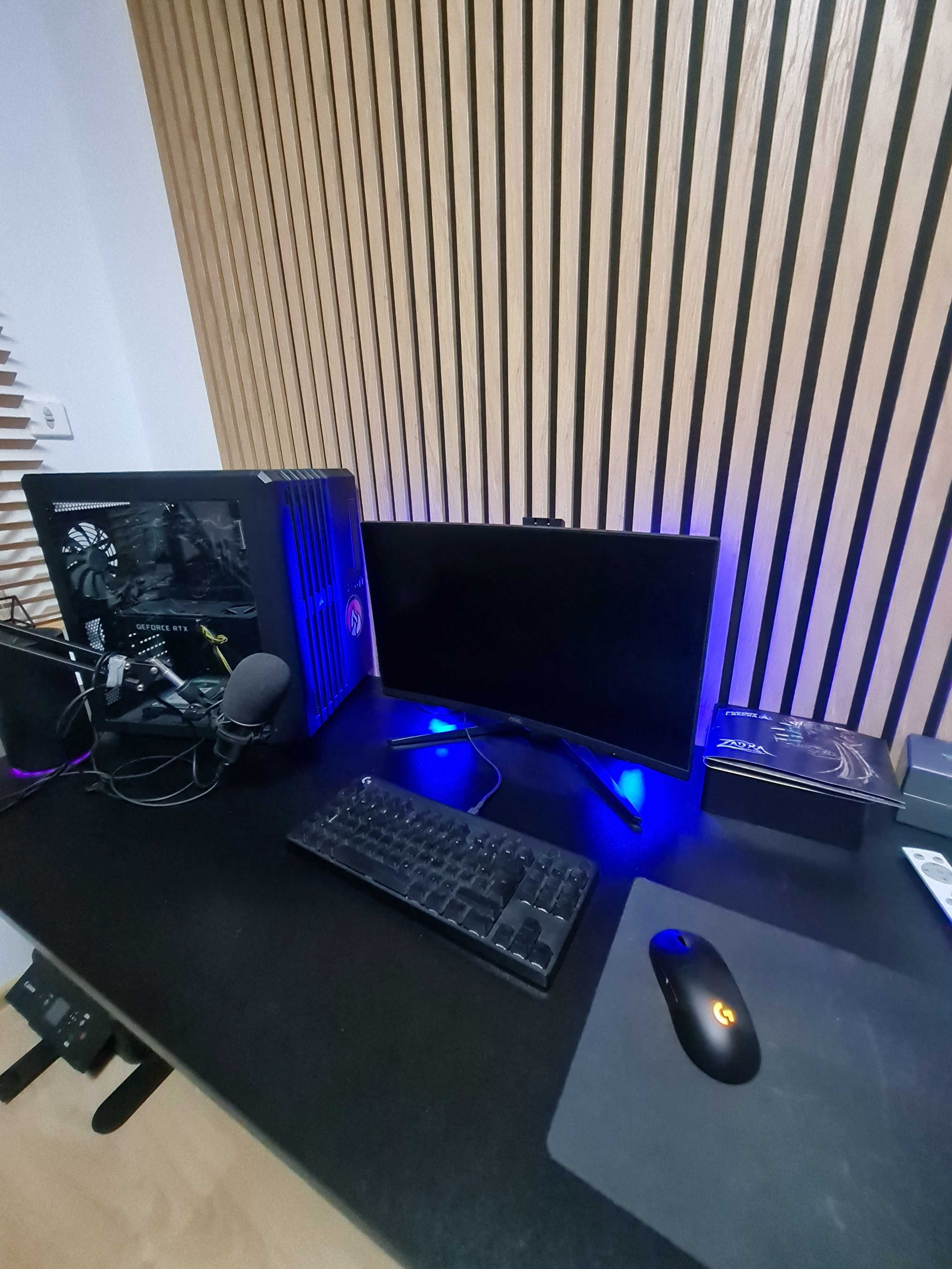 komputer z monitorem