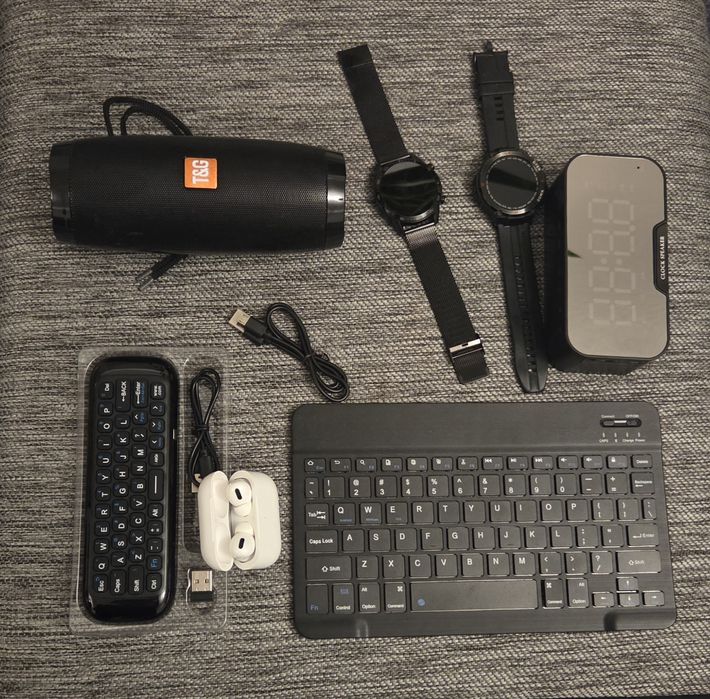 Elektronika wietrzenie szuflad. Smartwatch, zegarek, klawiatura.