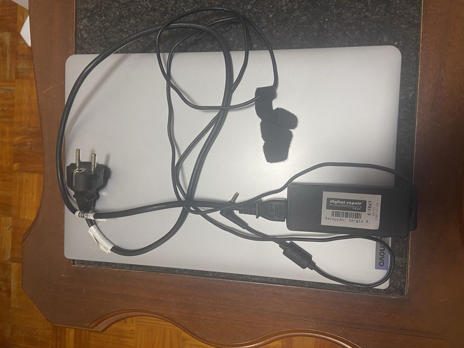 Computador lenoco cinzento