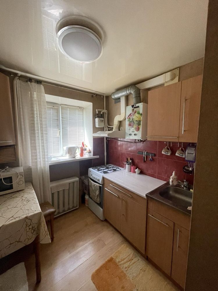 Продаж 1 кімнатноі Гостинки р-н 3 школи вул. Глибоцька
