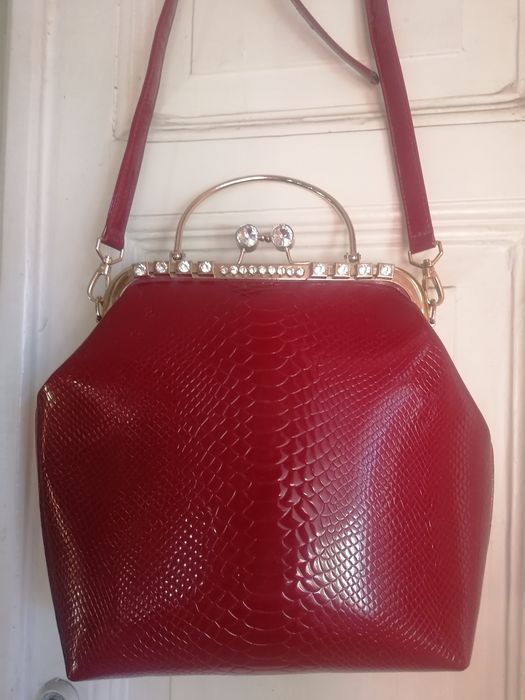 Продаю красную лаковую, нарядную сумку, среднего размера