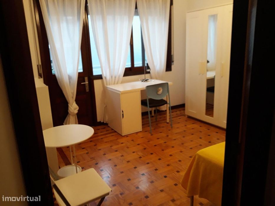 520817 - Quarto com cama de solteiro, com varanda