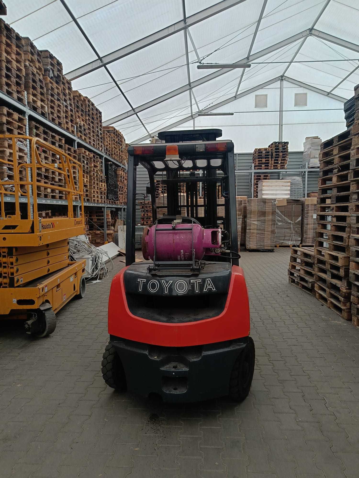 Wózek widłowy Toyota 8FGF25 [2,5T)