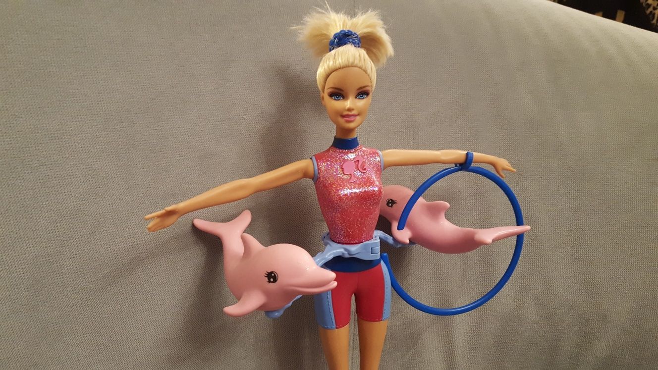 Barbie trenerka delfinów, które kręcą się wokół lalki Jak nowa Unikat!
