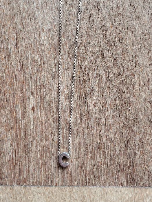 Colar Dourado Letra "C"