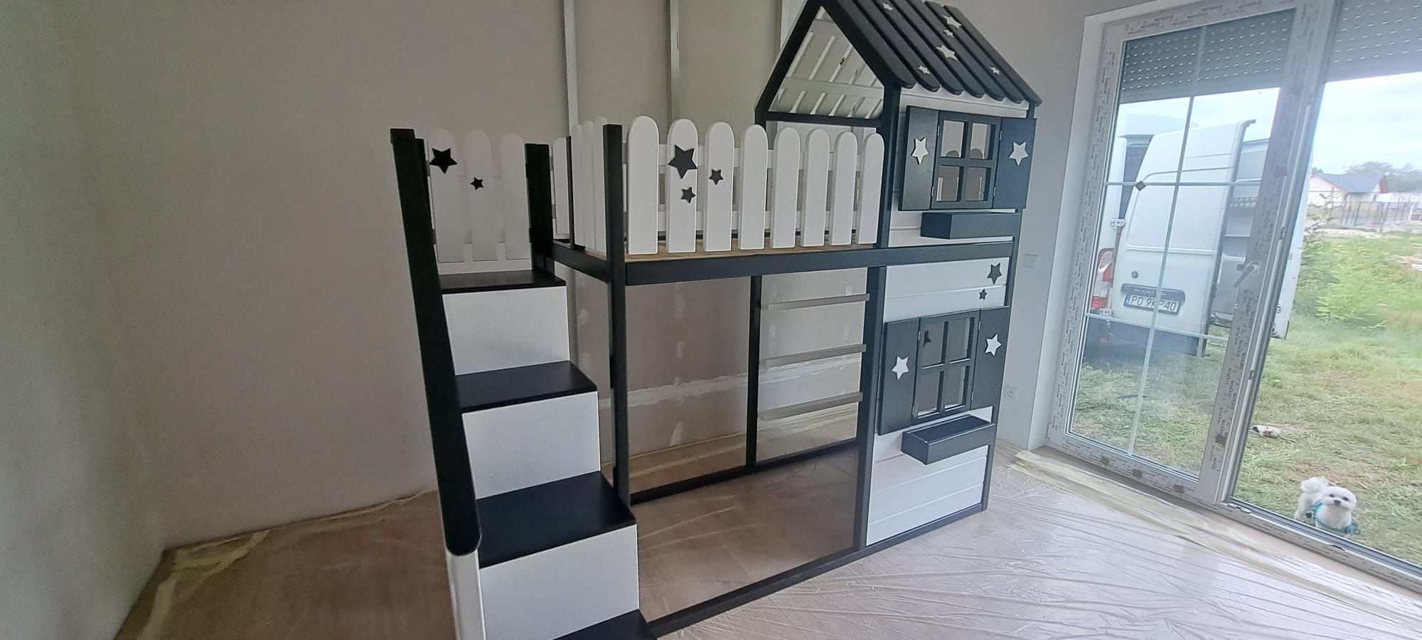 Łóżko z antresolą na górze domek drewniany