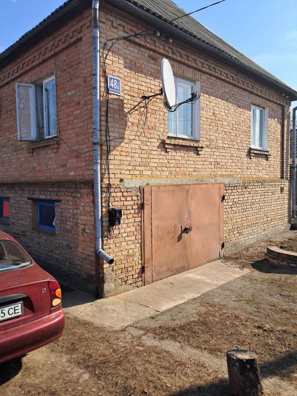 Двох поверховий будинок по вулиці Піонерська.