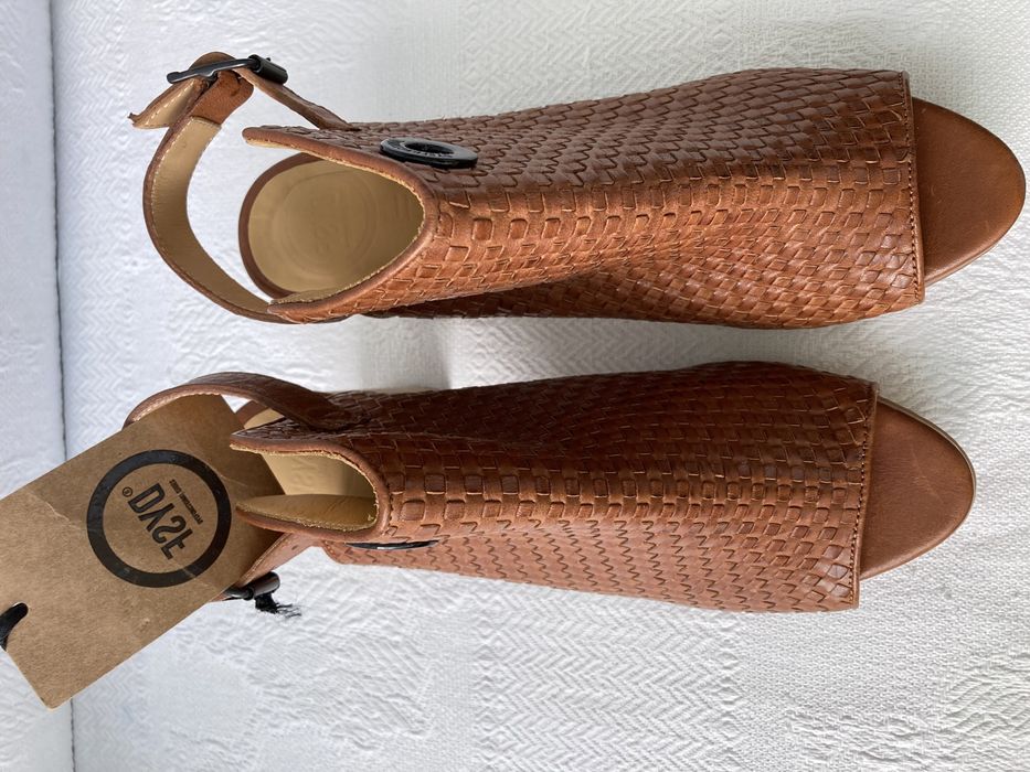 Sandálias em pele NOVAS