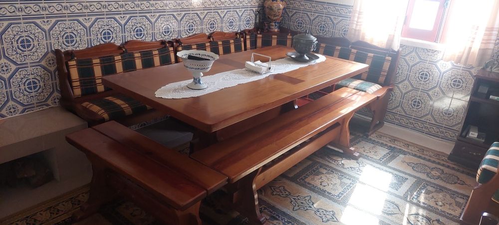 Conjunto de Mesa, Cadeiras e Bancos