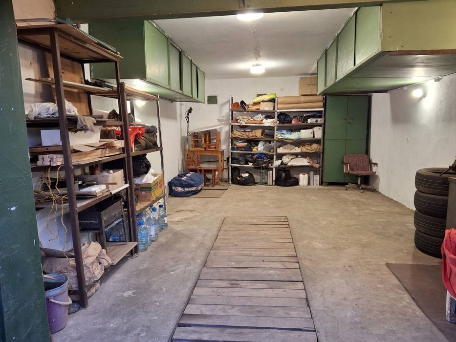 Продам великий капітальний гараж з оглядовою ямою в центрі