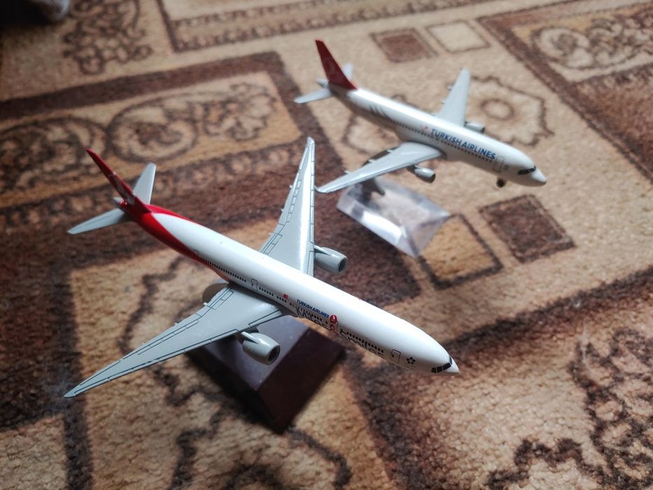 Продам металлические модели самолетов с подставками "Turkish Airlines"