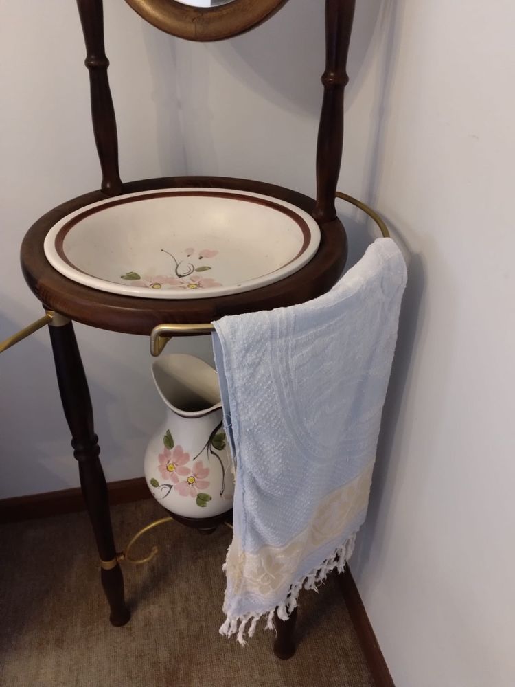 Lavatório Antigo em Madeira com Louça