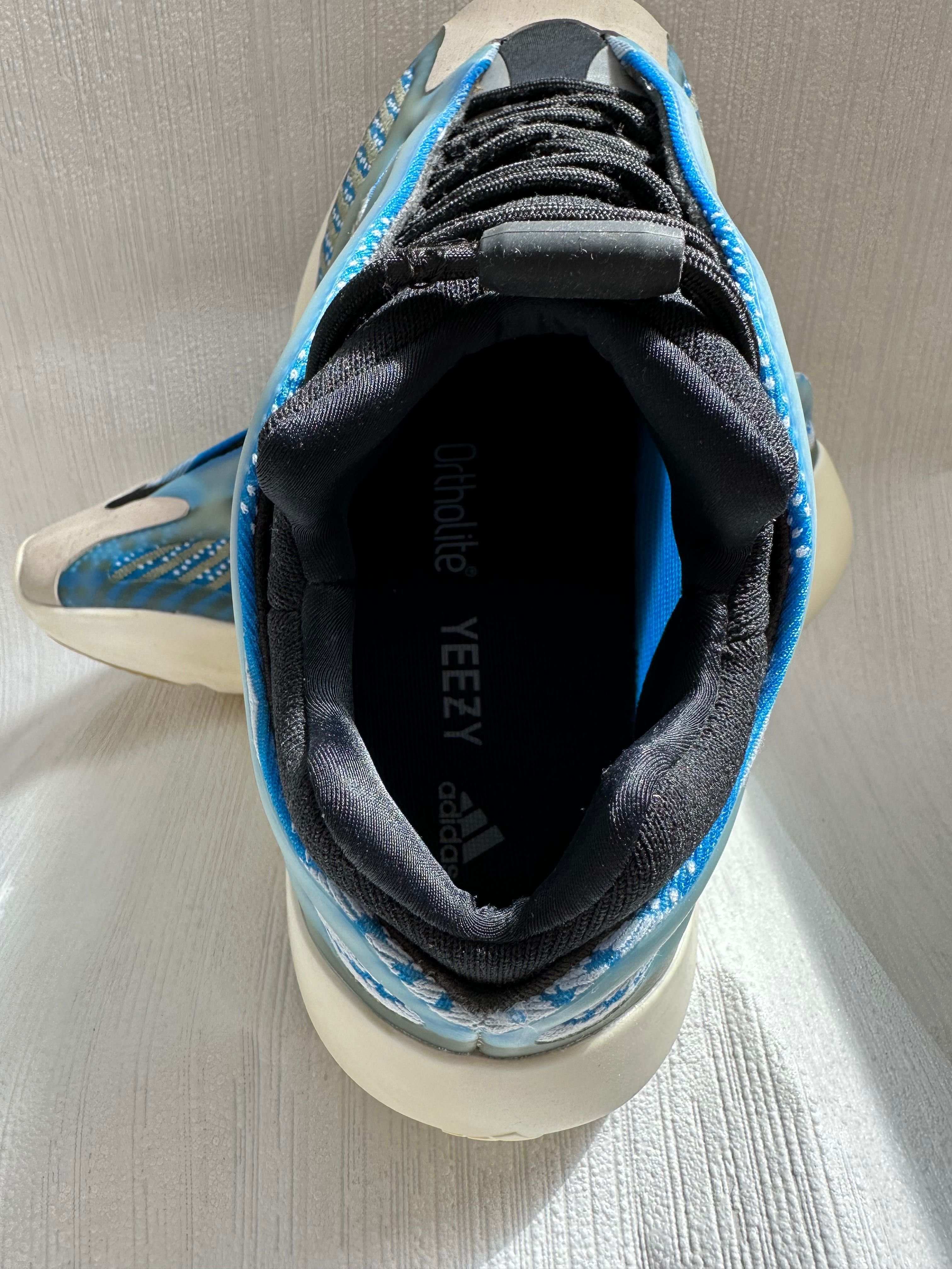 Оригінальні кросівки adidas yeezy 700 v3 Arzareth