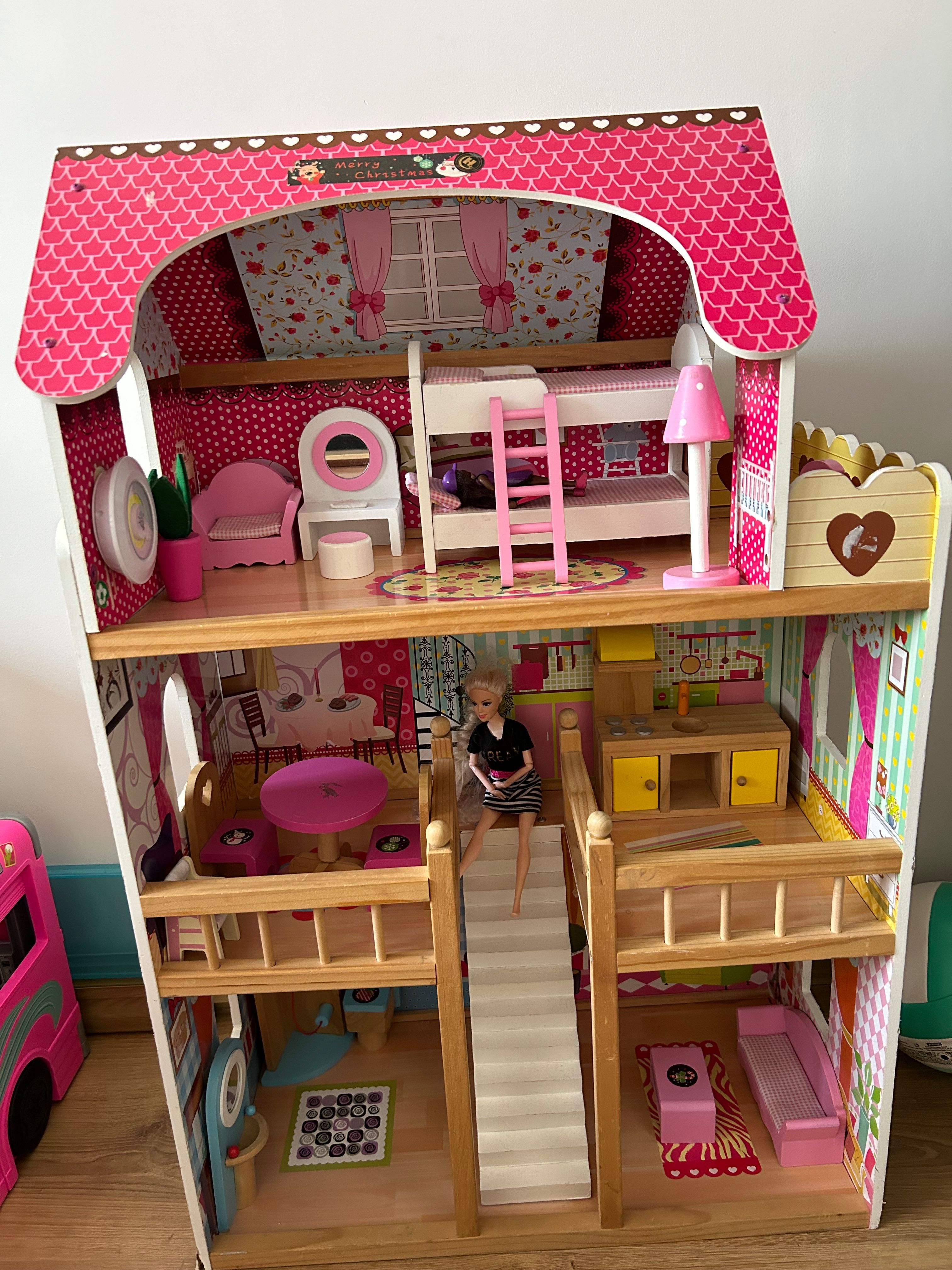 drewniany domek dla lalek