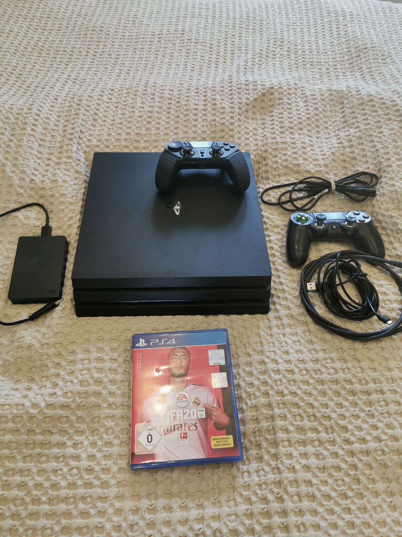 PS4 PRO Plus dysk 2 TB.