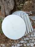 Três mesas redondas plastico