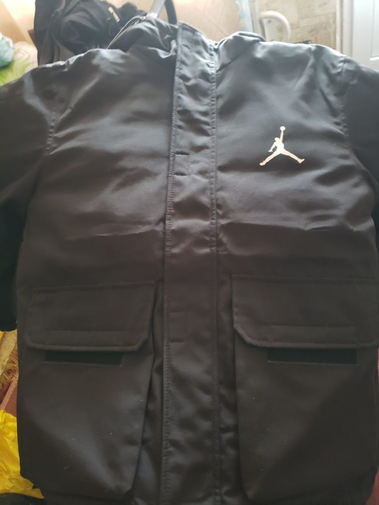 Продам  чёрную куртку мужскую Джордан