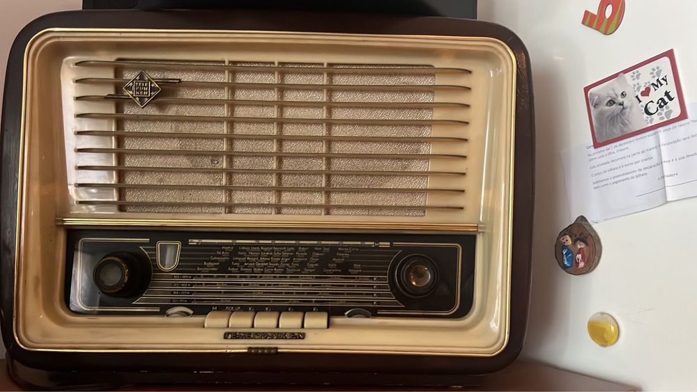 Antigo radio de valvulas telefunken.