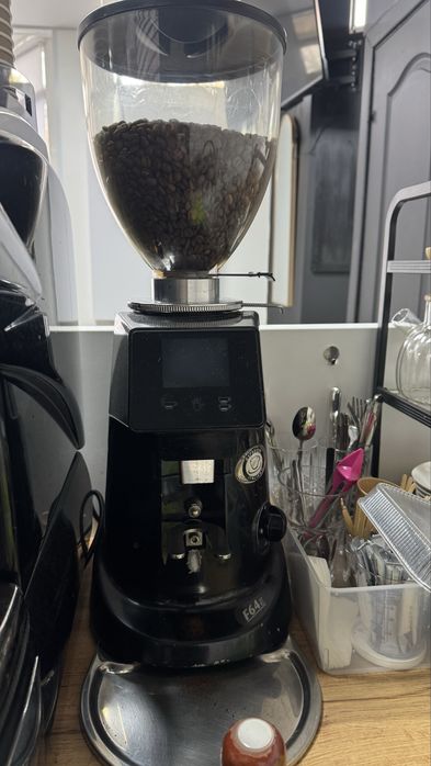 Кавомашина, кавомолка, вітрина для десертів, обладнання для кавʼярні