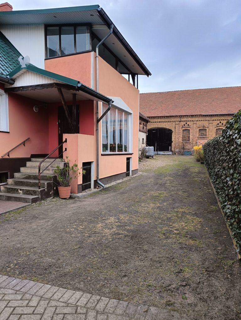 Dom wolnostojący z budynkami gospodarczymi