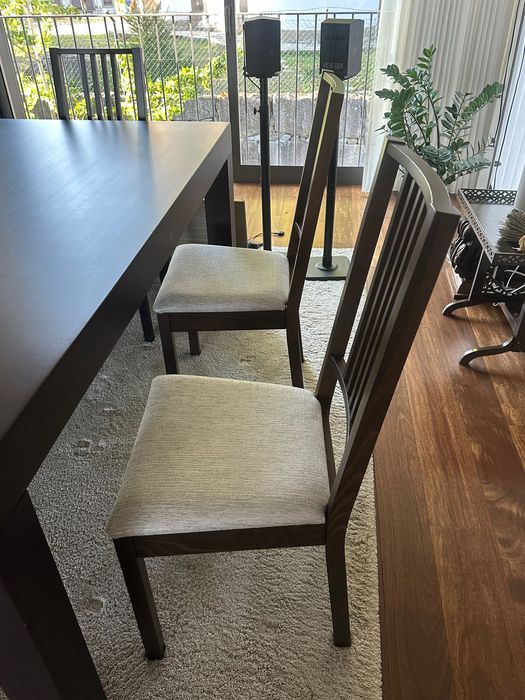 Conjunto mesa e 6 cadeiras para sala de jantar. Estofo novo.