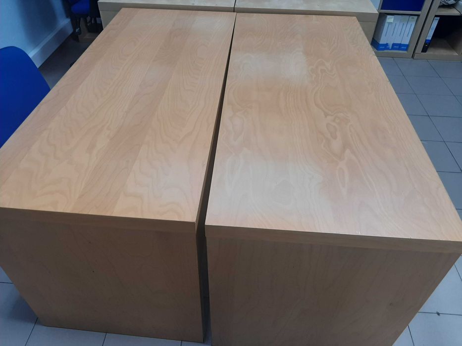 Secretárias com marcas de uso