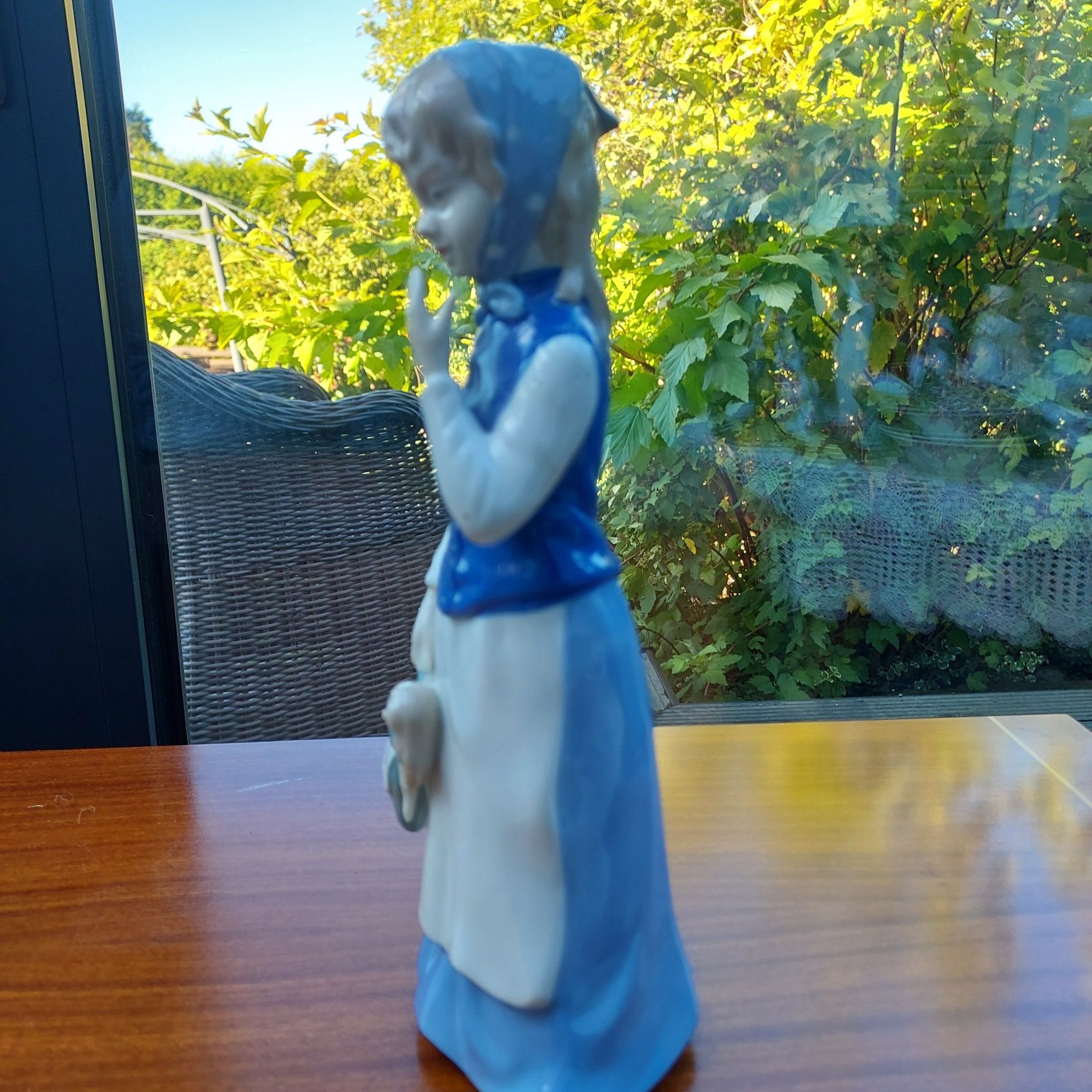 Porcelanowa figurka GDR dziewczynka z lalką