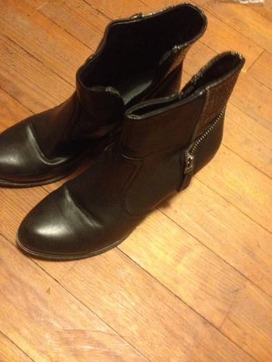 Várias botas de senhora