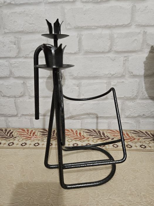 Metalowy stojak na wino ze świeczkami