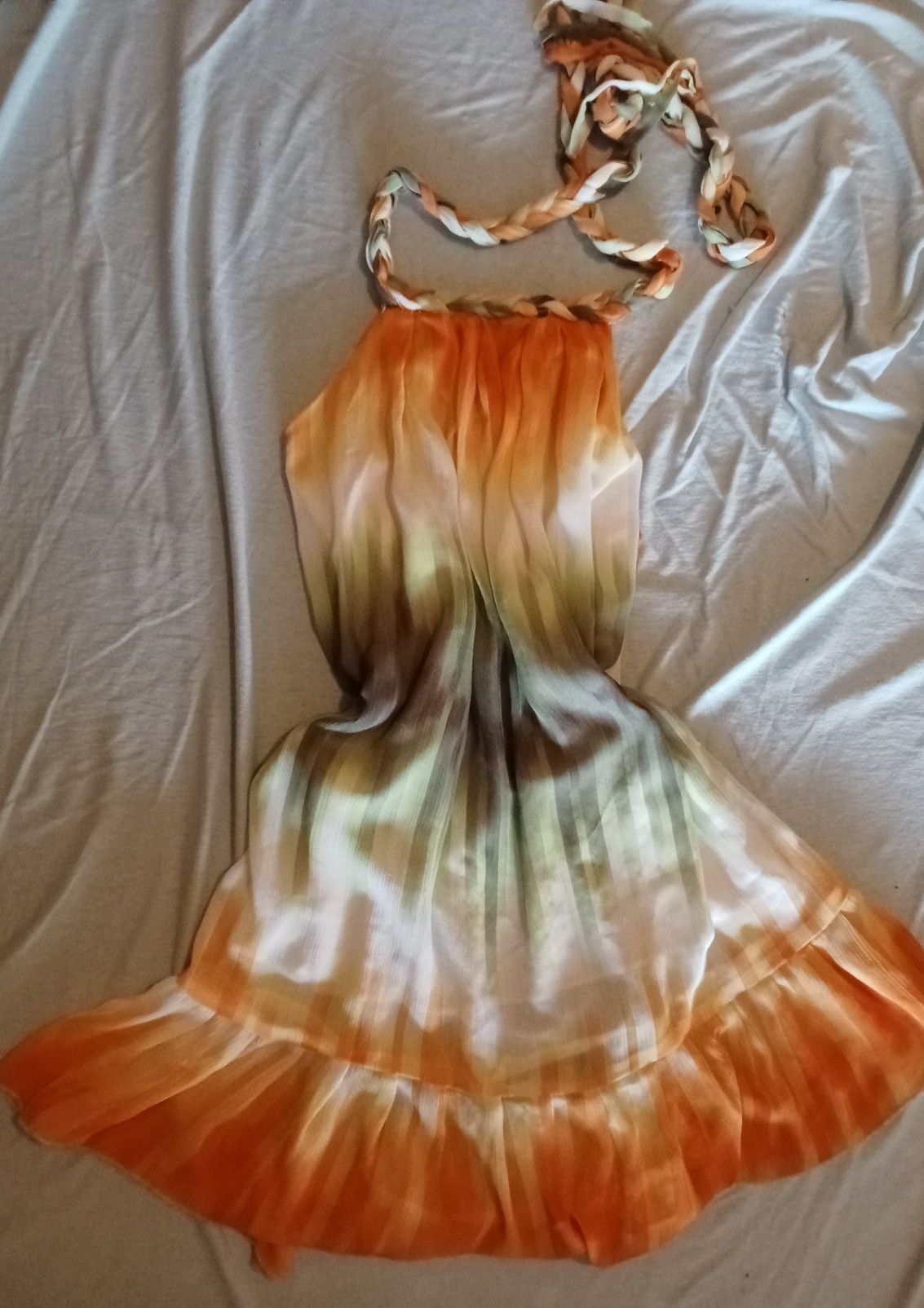 Vários vestidos e roupa de mulher