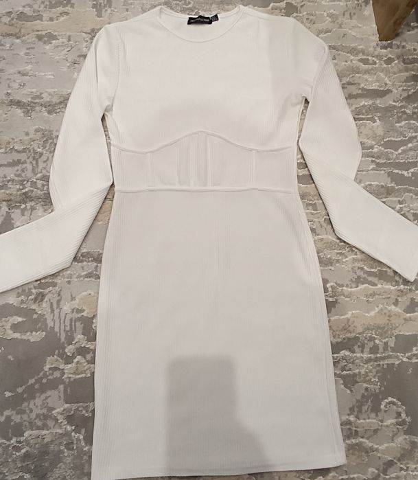 Сукня жіноча білого кольору.
