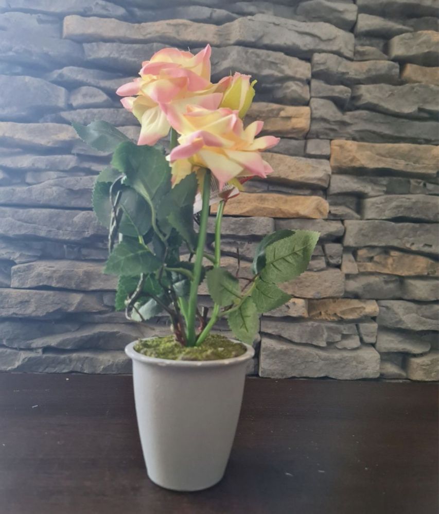 Sztuczny kwiat w ceramicznej doniczce  30 cm 48tknkw