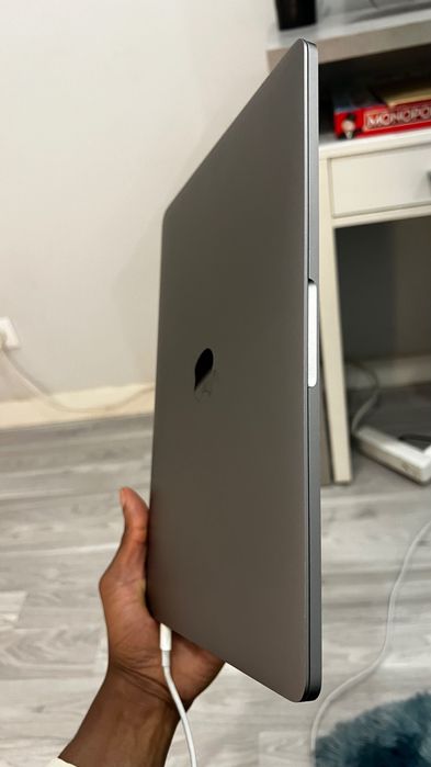 MacBook Pro 13” 2019 Touch Bar como novo