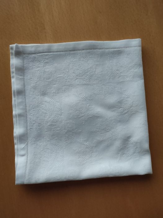 Toalha de mesa e guardanapos.