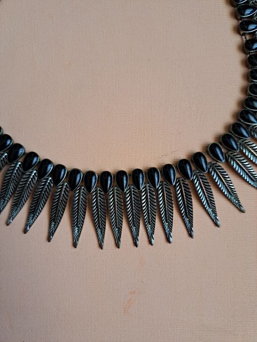 Colar Elegante com Detalhes Folheados e Contas Pretas