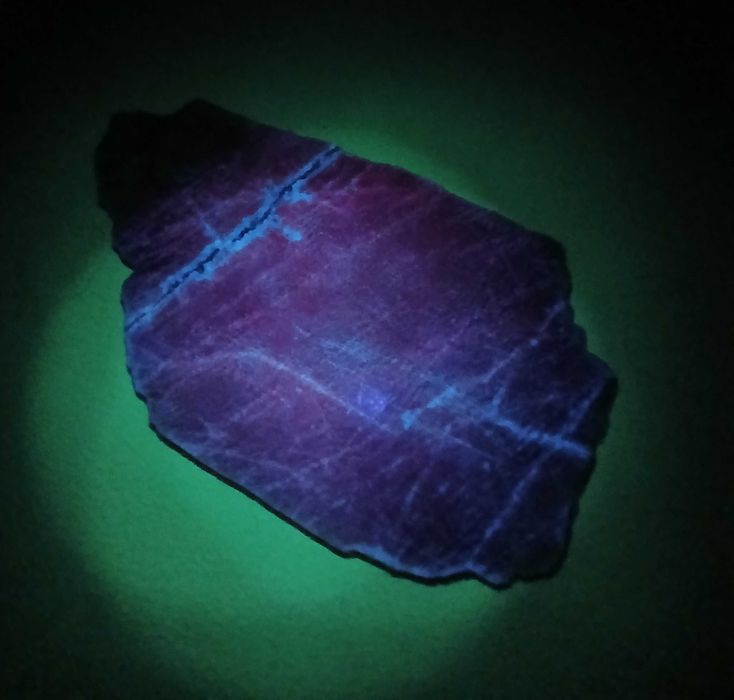 kamień księżycowy o srebrno niebieskiej poświacie