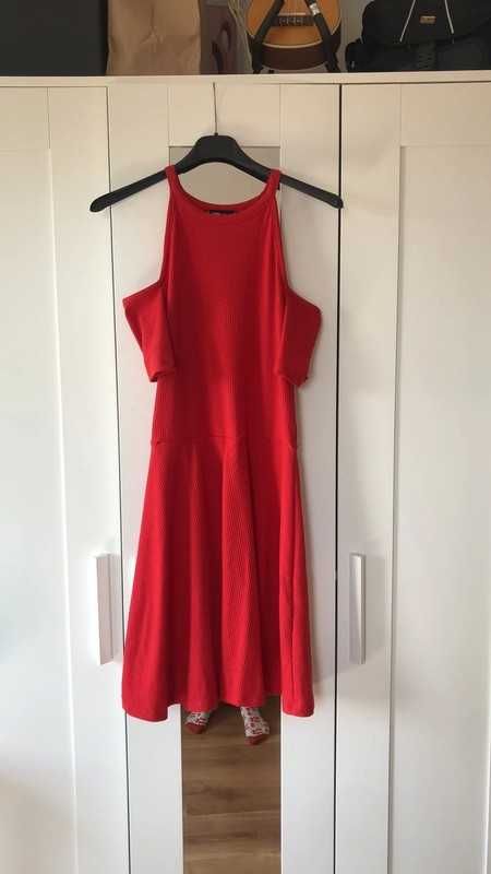 Czerwona sukienka prążkowana