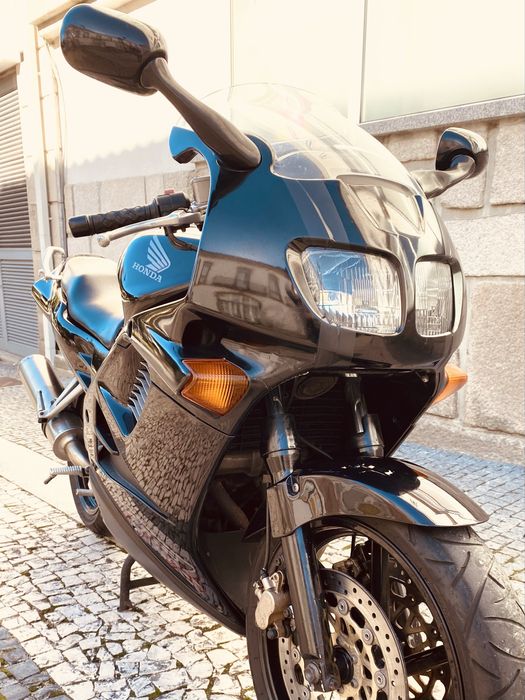 Honda VFR 750 F RC36