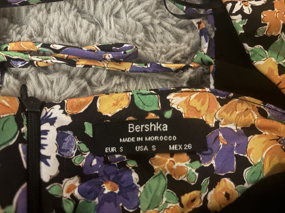 Sukienka kwiaty Bershka