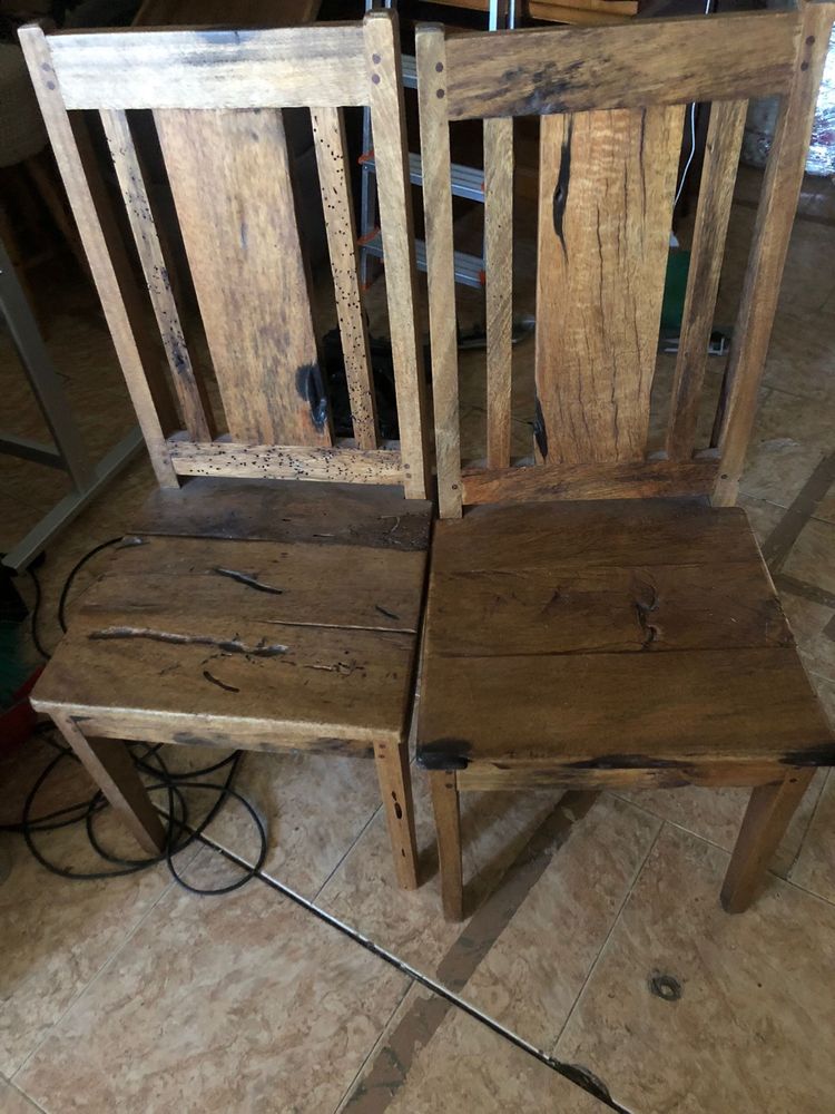 Cadeiras em madeira macica