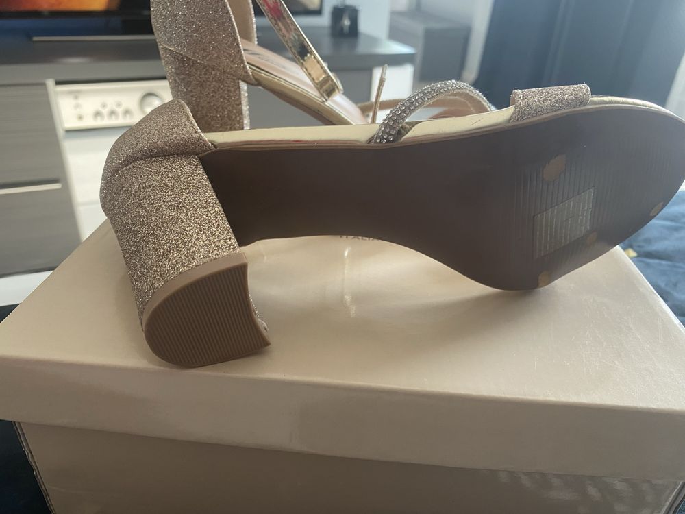Buty na słupku złote