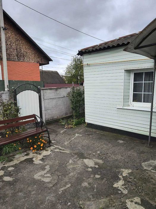 Продам дуже охайну частину будинку .