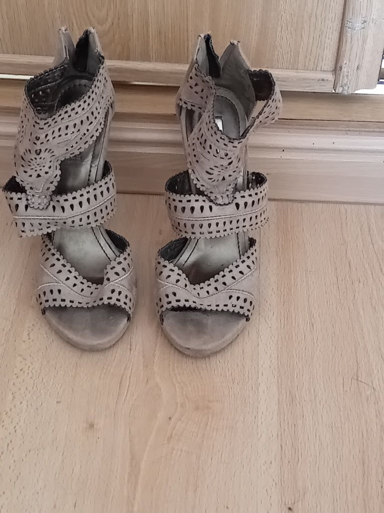Sandalias em camurça bordada